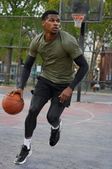 Jugador de baloncesto usando calentadores de brazos térmicos HeatCore