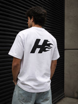 Camiseta oversize HeatCore blanca con logo de la llama en la espalda, vista de modelo